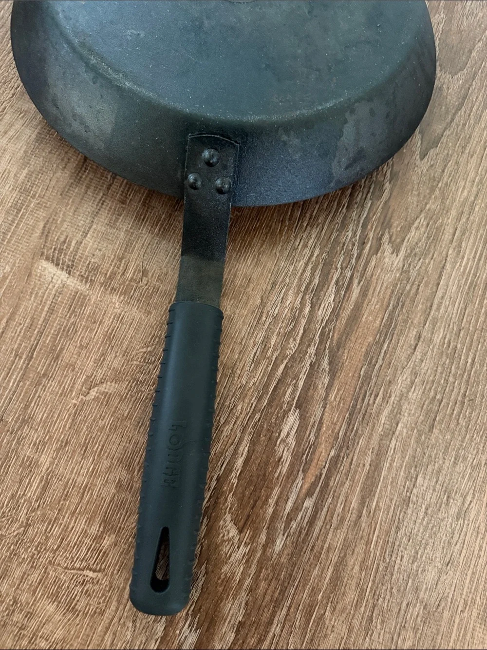 Black cast iron Frying Pan with Comfort Grip Handle